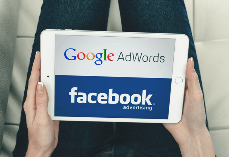imagem de uma pessoa segurando um ipad e na tela aparece os logos do Google Adwords e Facebook ads