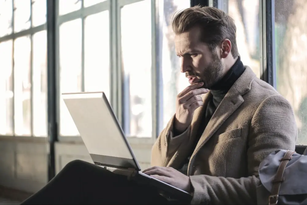 Homem com notebook estudando técnicas de vendas